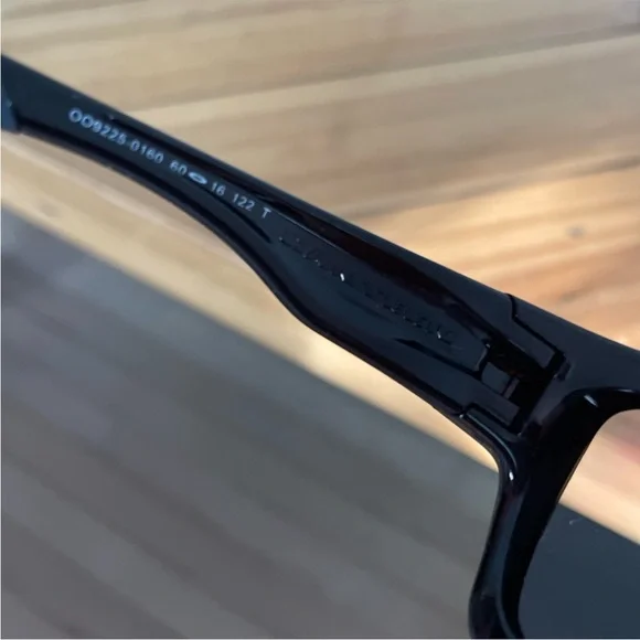 OAKLEYCanteen Men's Polarized Black
Wrap Sunglasses. Used.
009225-01-60 - Picture 9 of 12